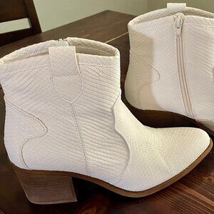 Women's White Cowboy Style Boots Size 10 but fit like a size 9 - Worn Once